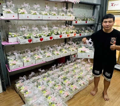 100 Hộp Hoa Sáp – Quà Tặng Khách Hàng Từ Kẹo Ngọt Bakery