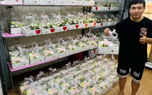 100 Hộp Hoa Sáp – Quà Tặng Khách Hàng Từ Kẹo Ngọt Bakery