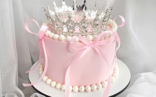 Xu hướng bánh kem kim tuyến luxury năm 2026