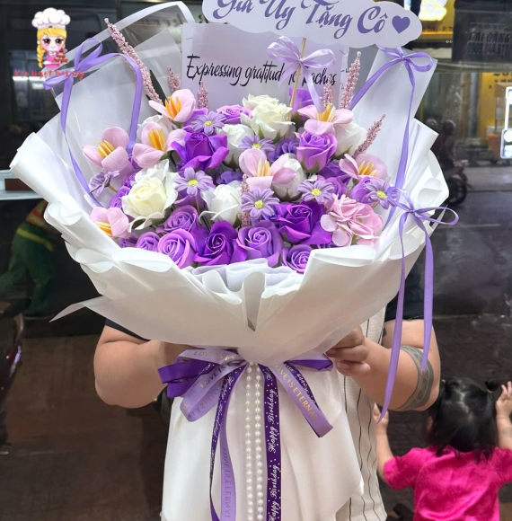 Bó hoa tone tím tặng tri ân thầy cô dịp lễ cuối năm học này 