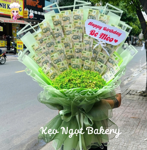 Bó hoa tiền 100k mix với hoa tone xanh lá cây 