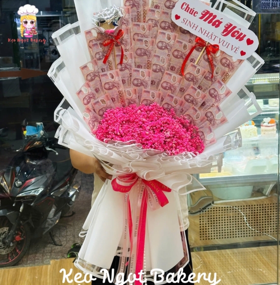 Bó hoa tiền ̀̀50k kèm hoa sáp tone hồng trang trí nơ 
