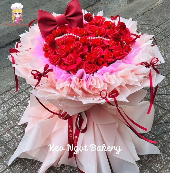 Bó hoa táp tone đỏ hình trái tim kèm nơ