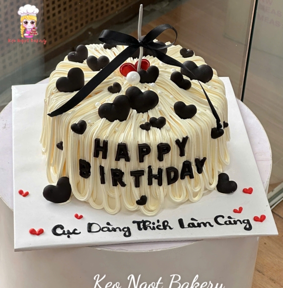 Bánh kem tone trắng kèm trái tim đen cho bạn cá tính 