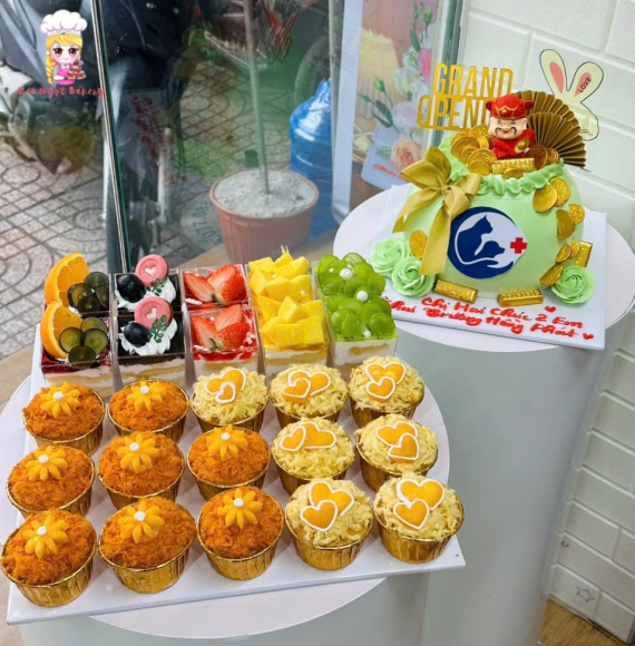 Combo bánh tráng miệng và hủ vàng tài lộc cho khách khai trương