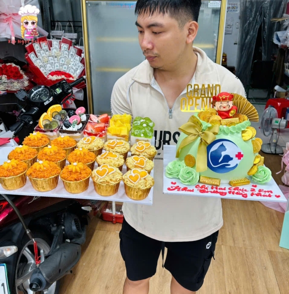 Combo bánh tráng miệng và hủ vàng tài lộc cho khách khai trương