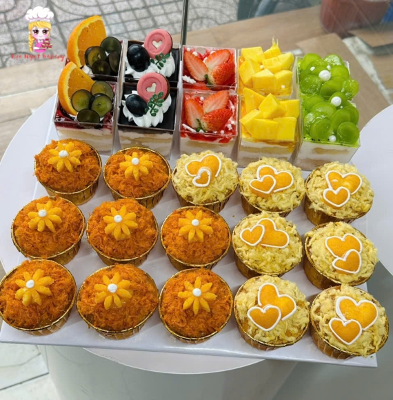 Combo bánh tráng miệng và hủ vàng tài lộc cho khách khai trương