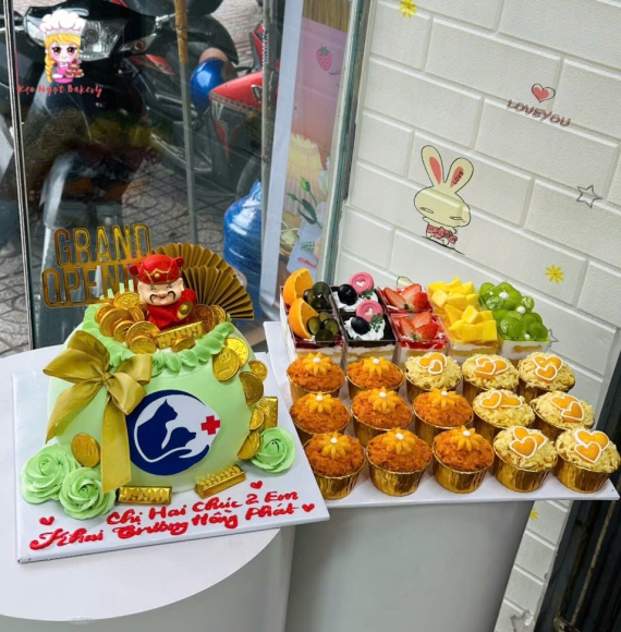 Combo bánh tráng miệng và hủ vàng tài lộc cho khách khai trương