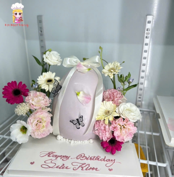 Mẫu bánh đập trứng hot kèm hoa tươi tone tím pastel