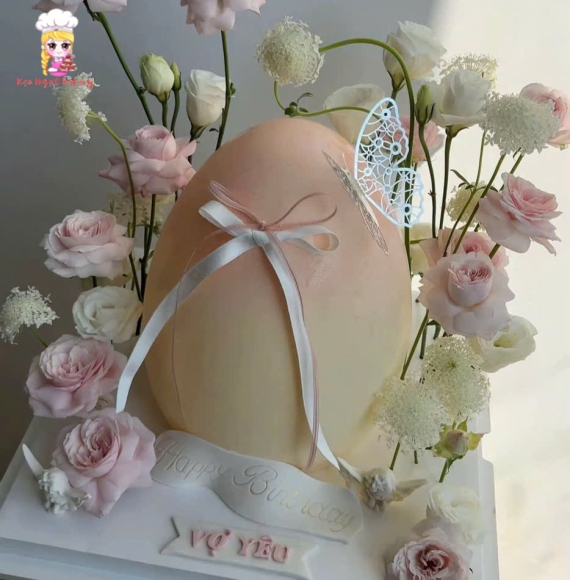 Mẫu bánh đập trứng hot 2025 kèm hoa tươi luxury