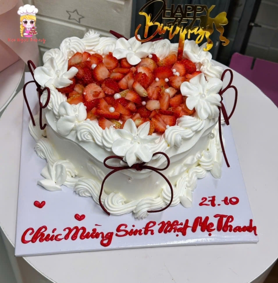 Bánh kem mẫu trái tim kèm trái dâu