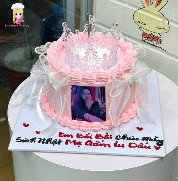 Bánh kem thổi kim tuyến tone hồng hot năm 2025