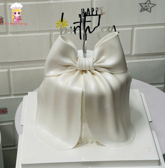 Bánh kem tone trắng trang trí nơ