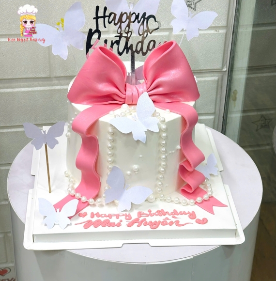 Bánh kem trang trí nơ hồng và bươm bướm tặng người yêu 