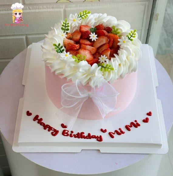 Bánh kem tone hồng trang trí thêm dâu tây