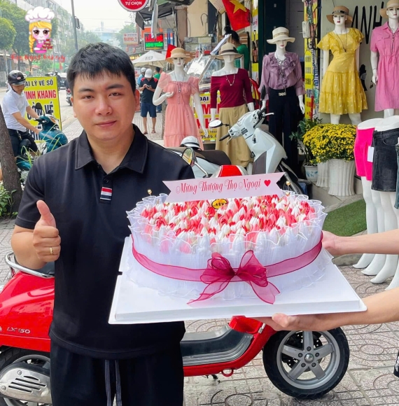 Bánh kem tạo hình hoa lớn tặng 8/3