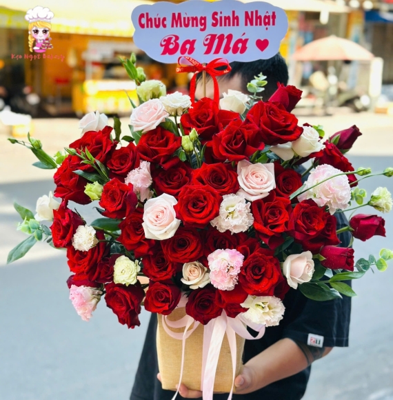 Giỏ hoa tươi tone đỏ hot tại tân phú