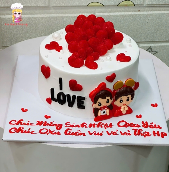 Bánh kem trang trí nhiều trái tim tặng các cặp đôi
