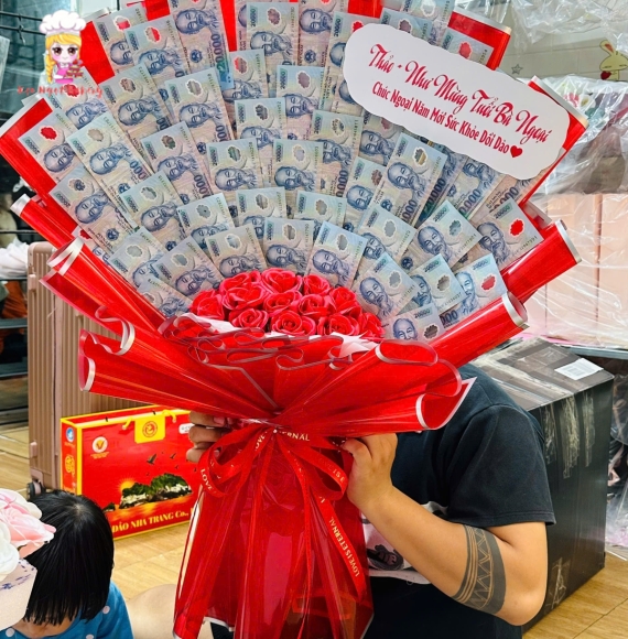 Bó hoa tiền 20k kèm bó hoa màu dỏ 