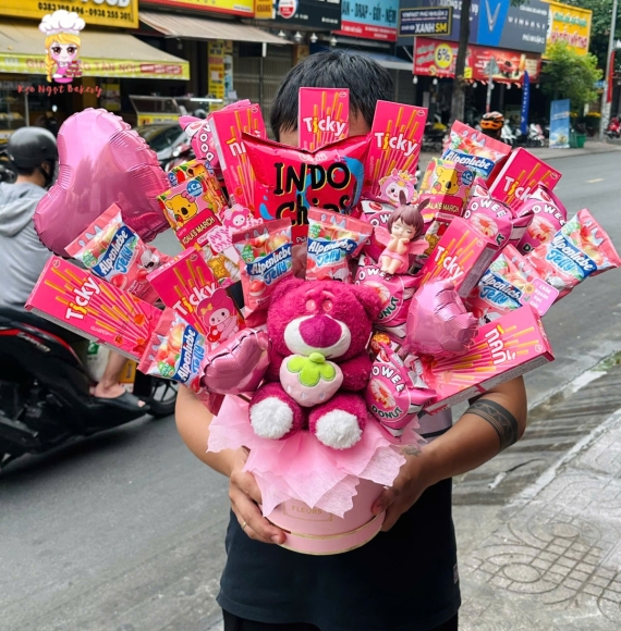 giỏ hoa gấu màu hồng kém các loại bánh 