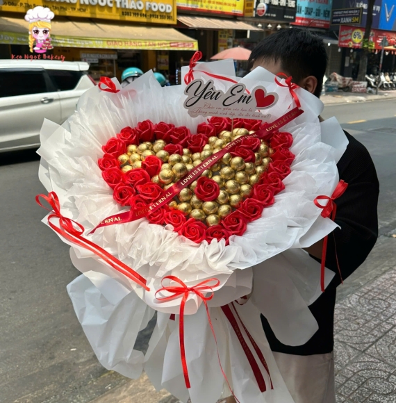 Hoa sáp tone đỏ kèm socola tặng bạn gái 8/3