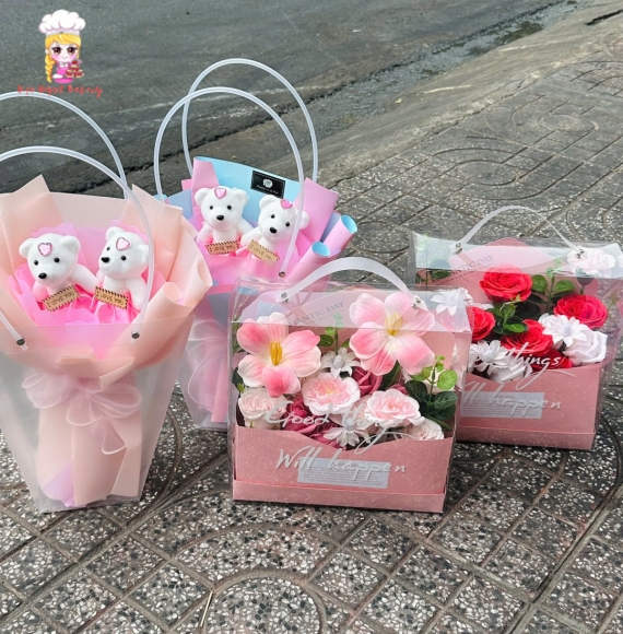 Các hoa gấu bông mix với hoa sáp kèm hộp tại Kẹo Ngọt