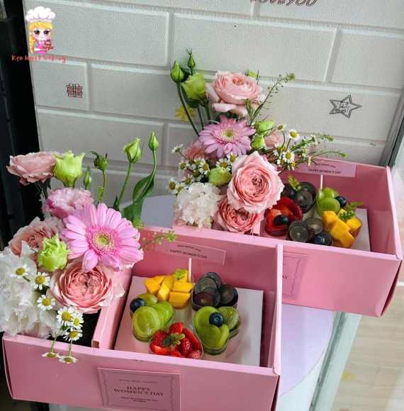 Combo bánh kem trái cây và hoa sáp tại Kẹo Ngọt