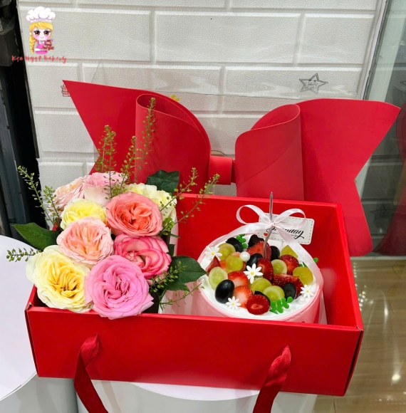 Set bánh kem trái cây và hoa tặng các cặp đôi 