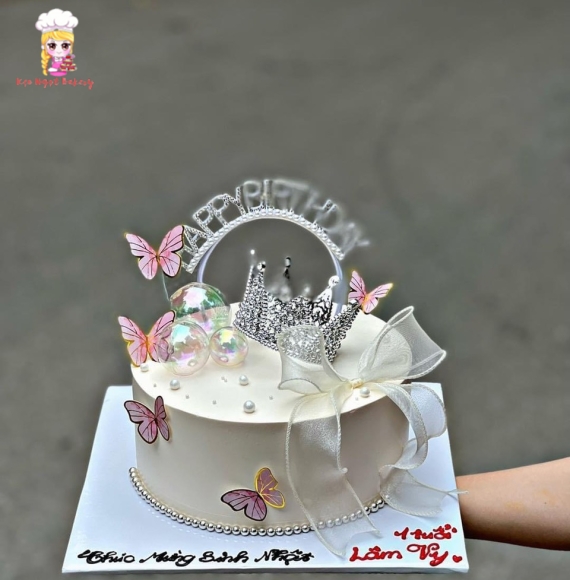 Bánh kem vương miện trắng cày HappyBirthDay
