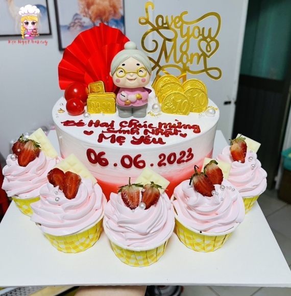 Mẫu bánh tặng mẹ kèm cup cake