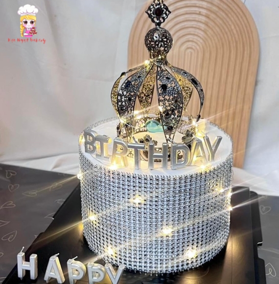Bánh kem vương miện đen hoàng gia