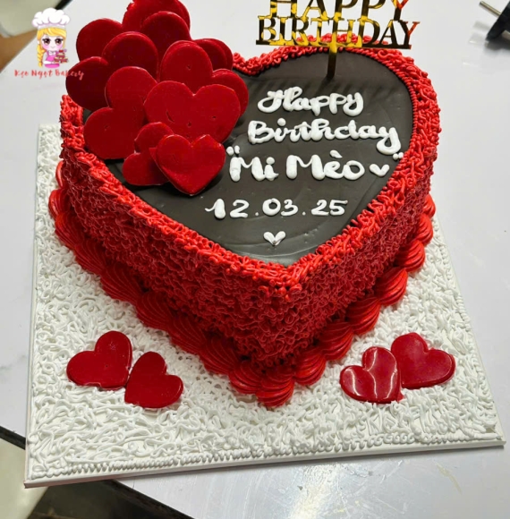 Bánh kem trái tim tone đỏ