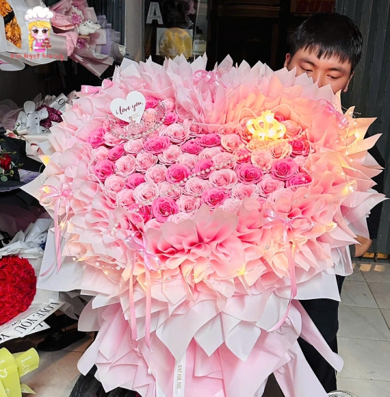 Bó hoa sáp hồng khổng lồ ở gò vấp