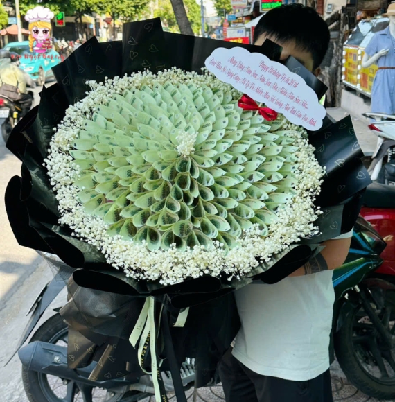 Bó hoa tiền tờ 100k khổng lồ