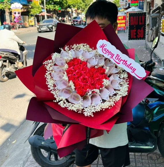 Bó hoa tiền tờ 50k kết hợp hoa sáp