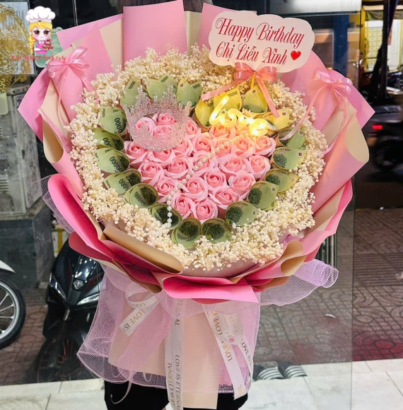 Bó hoa tiền và hoa sáp khổng lồ