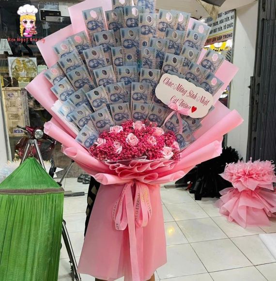 Bó hoa tiền khổng lồ 20k ở quận 3