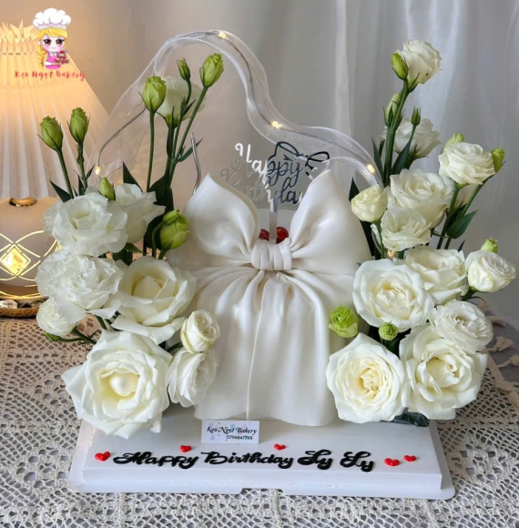 Bánh kem nơ và hoa tươi