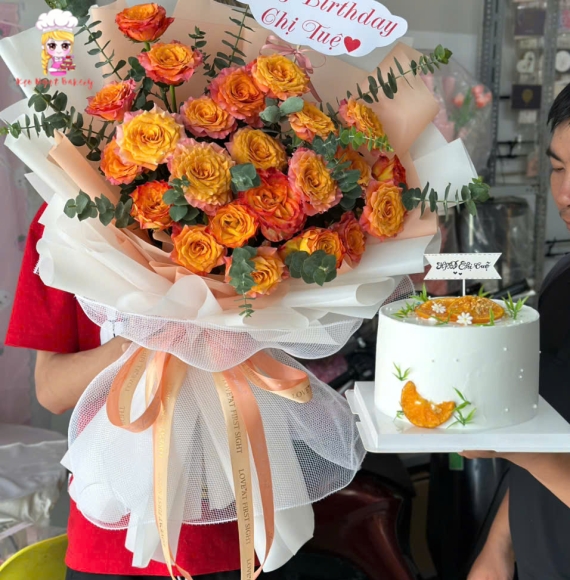 Bánh kem và hoa tươi tone cam