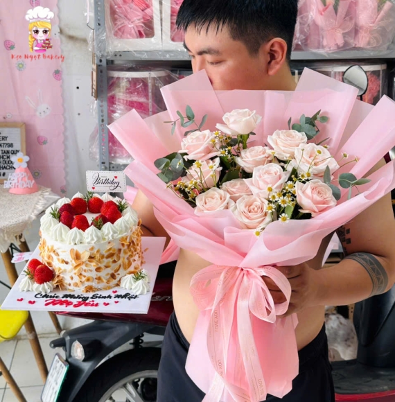 Bánh kem hoa tươi tone hồng