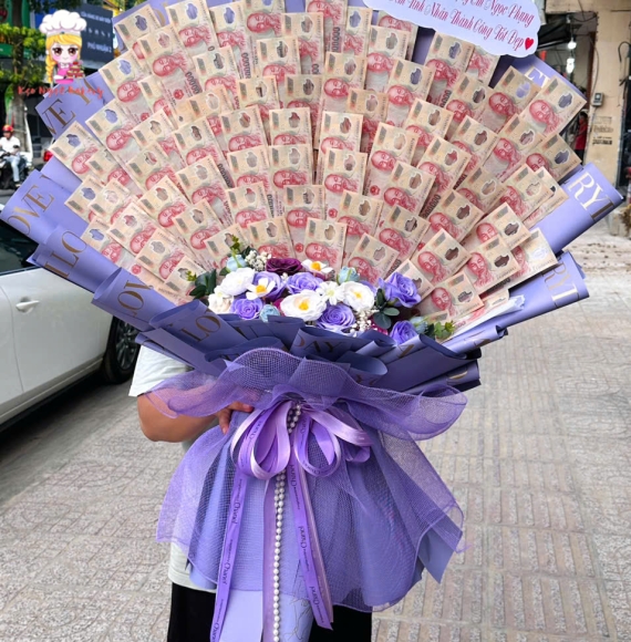 Bó hoa tiền kiểu đứng màu tím mệnh giá 200k ở tân phú 