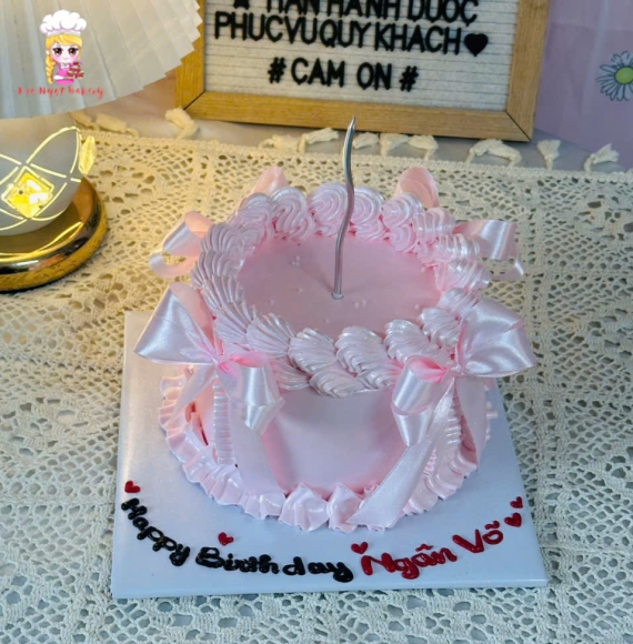 Bánh kem tone hồng kèm nơ ruy băng