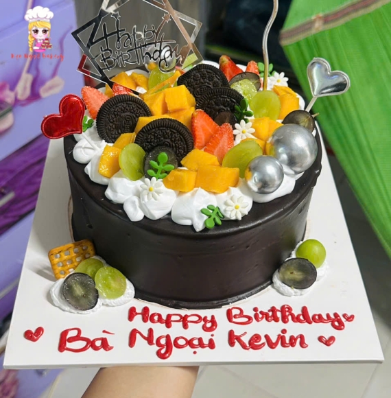 Bánh kem tone đen phủ đầy trái cây