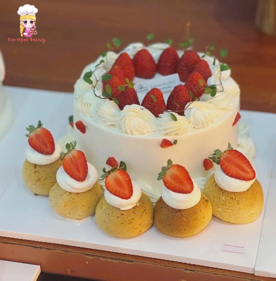 Bánh su kem tặng sinh nhật phủ đầy dâu tây