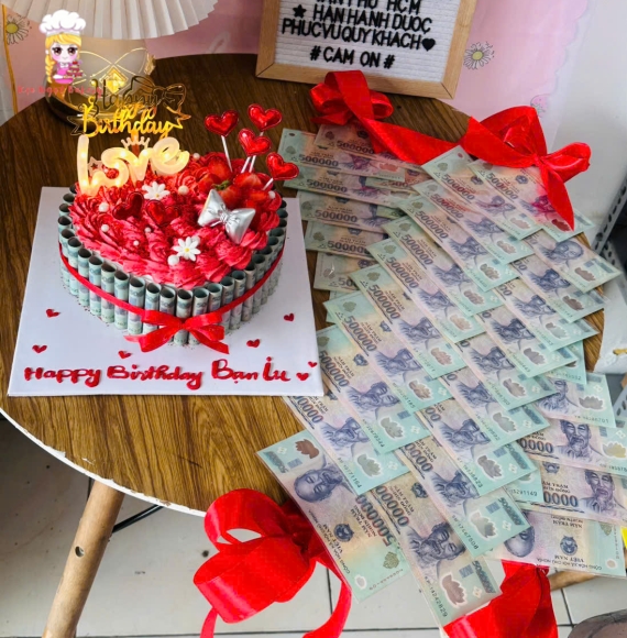 Bánh kem tiền thật, dây đeo tiền tặng bạn iu
