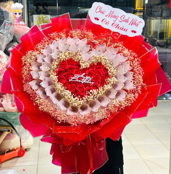 Bó hoa đỏ khổng lồ trái tim tờ 50k