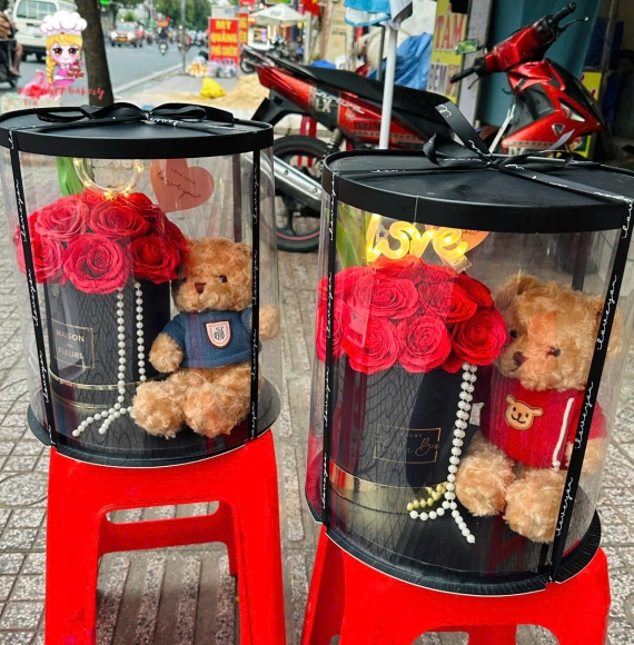 Hộp Gấu hoa xinh cho lễ 20/10 giao nhanh ở Bình Tân