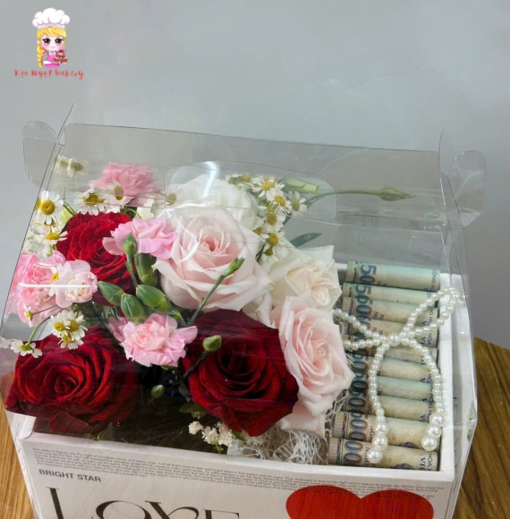 Hộp tiền và hoa tươi tặng ngày lễ