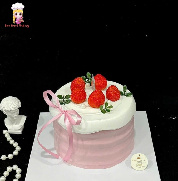 Bánh Kem hàn quốc đơn giản tone hồng kèm dâu tây