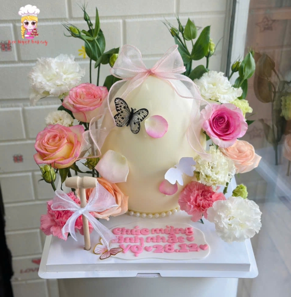 Bánh trứng hot tại Kẹo Ngọt tone hồng kèm hoa tươi